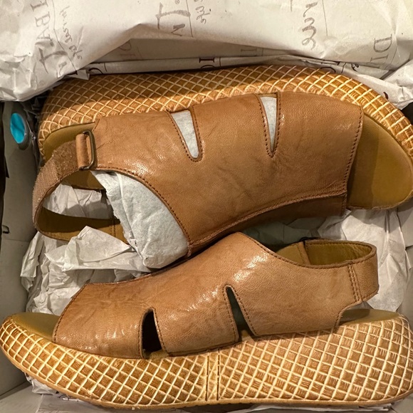 New  wt box ,  Diba true tan  platttform  wedge sandals. - Picture 11 of 13